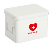 Weiße Medizinbox mit rotem Herz und Kreuz, Aufschrift 'First Aid Kit', seitliche Perspektive