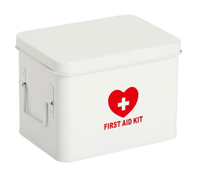 Weiße Medizinbox mit rotem Herz und Kreuz, Aufschrift 'First Aid Kit', seitliche Perspektive
