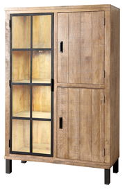 Rustikales Highboard aus Holz mit Glastür und Metallrahmen, seitliche Perspektive