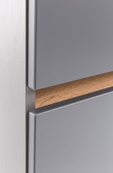 Nahaufnahme eines Waschtisch-Sets mit grauer Oberfläche und Holzdetail, seitliche Perspektive