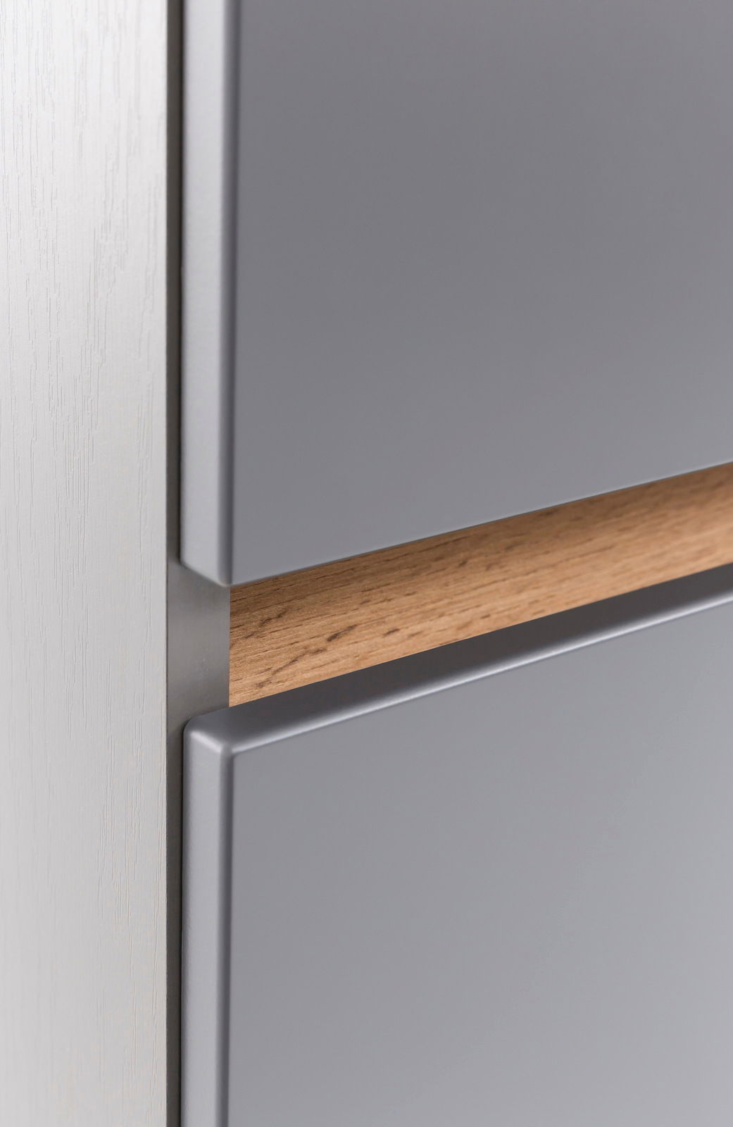 Nahaufnahme eines Waschtisch-Sets mit grauer Oberfläche und Holzdetail, seitliche Perspektive