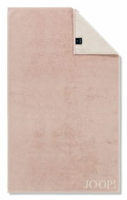 Gästetuch in zartem Rosa mit umgeschlagener Ecke, Markenlogo sichtbar, Draufsicht