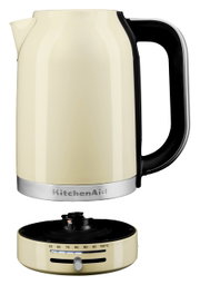 Beige waterkoker met zwarte handgreep en roestvrijstalen accenten, afgebeeld vanuit een zijaanzicht.