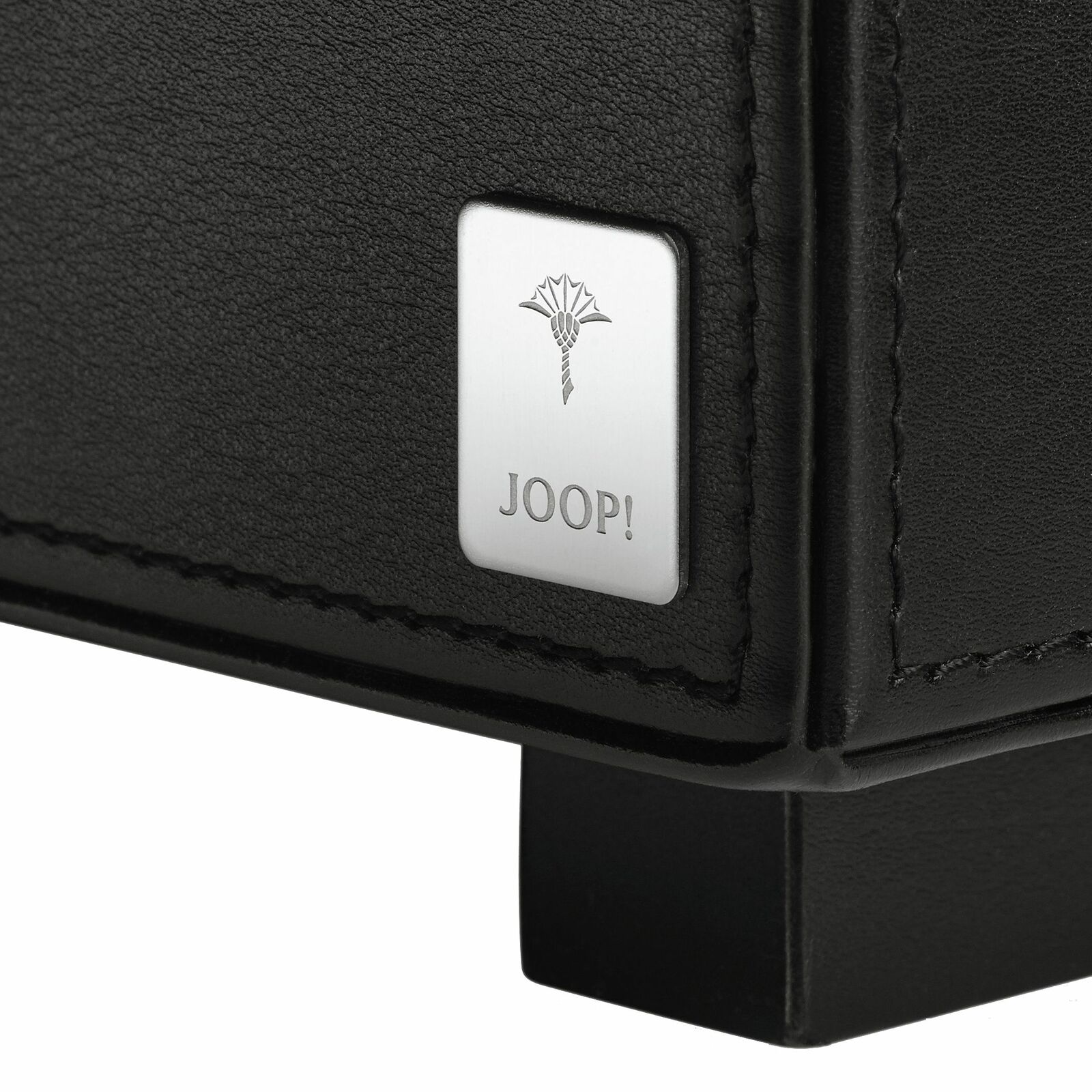 Nahaufnahme eines schwarzen Tabletts mit einem silbernen Joop-Logo auf der Ecke.