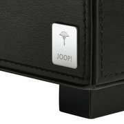 Nahaufnahme eines schwarzen Tabletts mit einem silbernen Joop-Logo auf der Ecke.