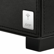 Nahaufnahme eines schwarzen Tabletts mit einem silbernen Joop-Logo auf der Ecke.