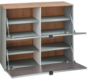 Moderner Hänge-Schuhschrank DIANA von Voleo mit offenen Klappen, Holzoptik und grauen Akzenten, frontale Ansicht.