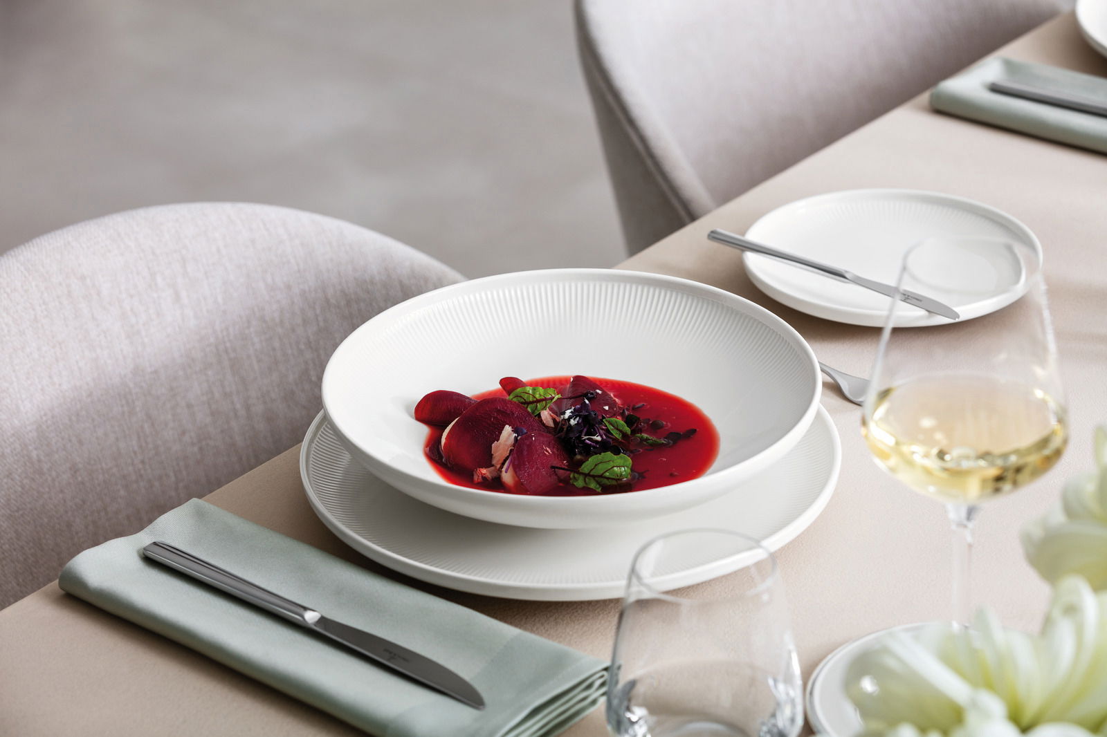 Villeroy & Boch Suppenteller AFINA Suppenteller Afina 25cm mit roter Suppe und Garnitur, seitliche Perspektive auf einem gedeckten Tisch