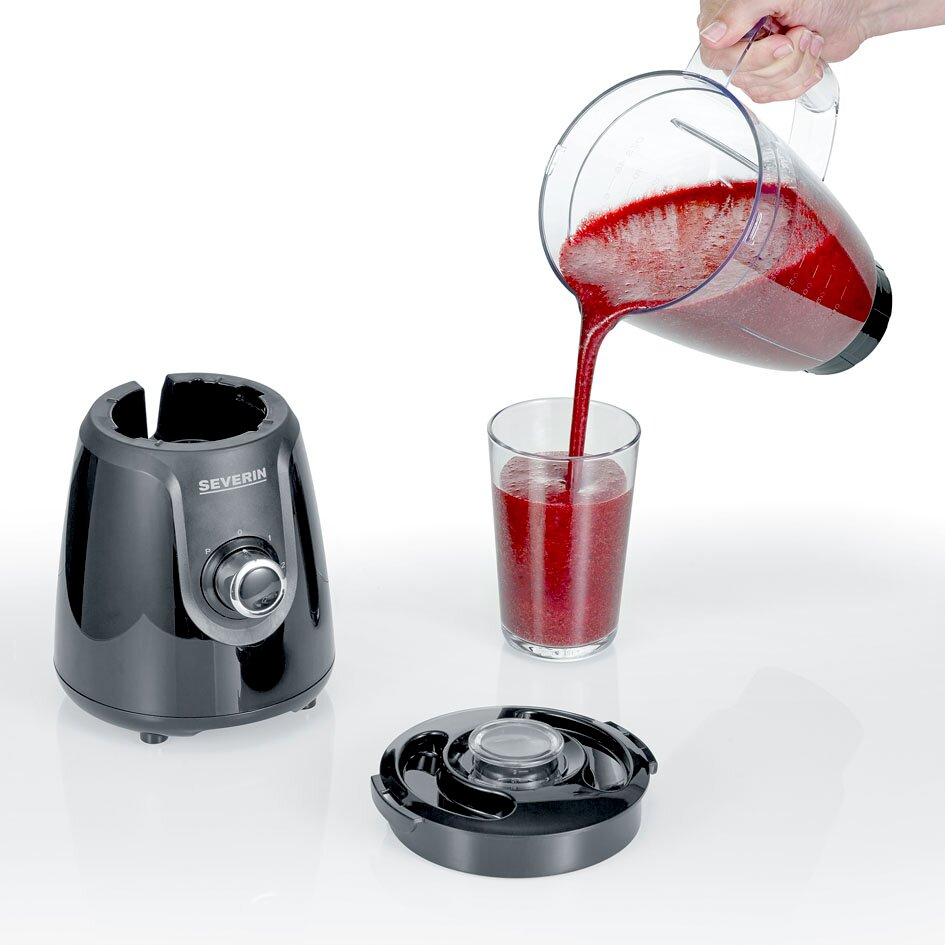 Severin Staande blender Severin blenderbasis met draaiknop en losse deksel op witte achtergrond; kan met rood smoothie-achtig drankje wordt vanuit een schenkkan in een glas gegoten, schuin van voren gefotografeerd