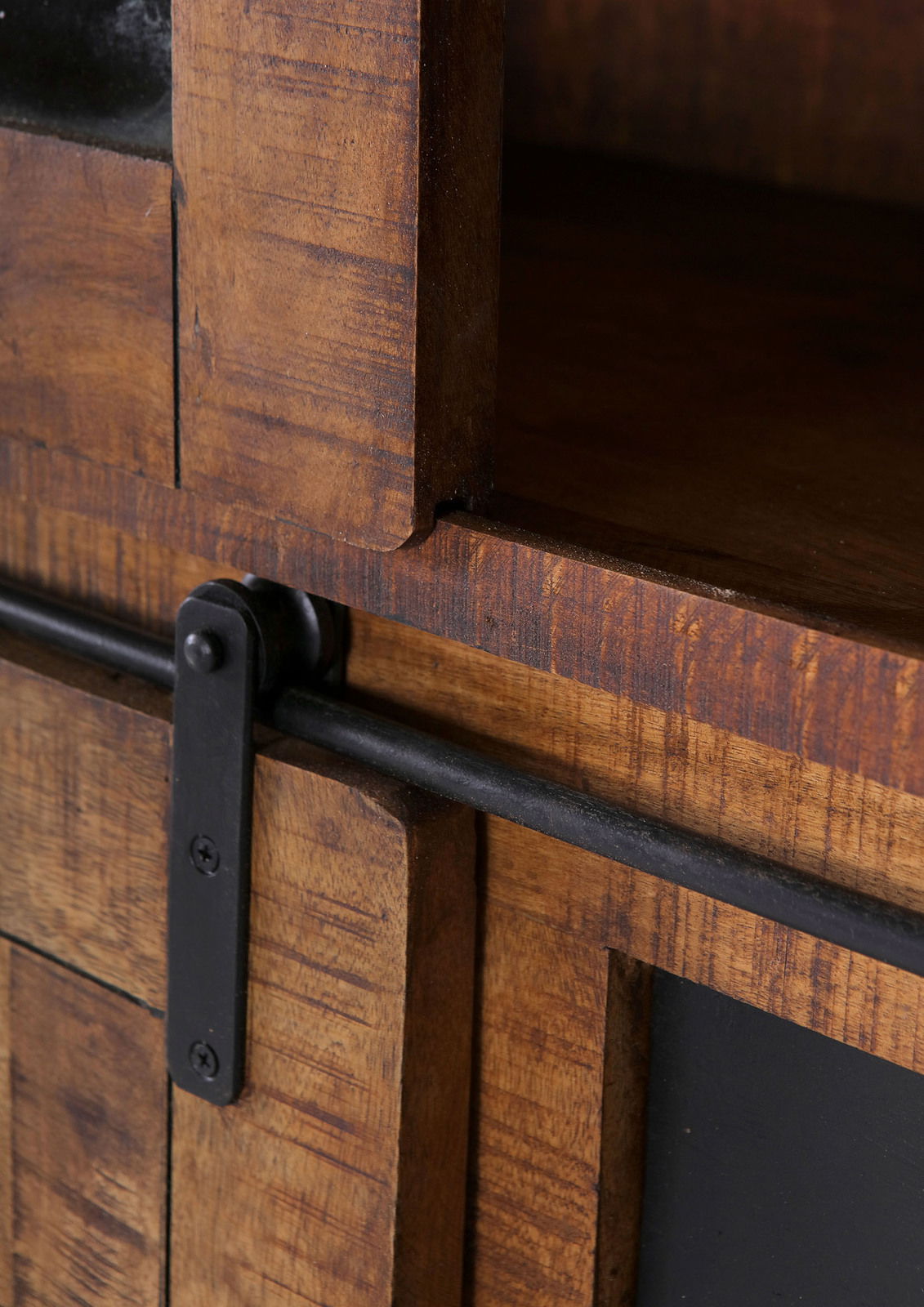 Nahaufnahme einer Vitrine aus Holz mit Metallbeschlägen, seitliche Perspektive
