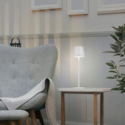 Moderne Akku-Tischleuchte EURIA in einem gemütlichen Wohnzimmer, seitliche Perspektive.