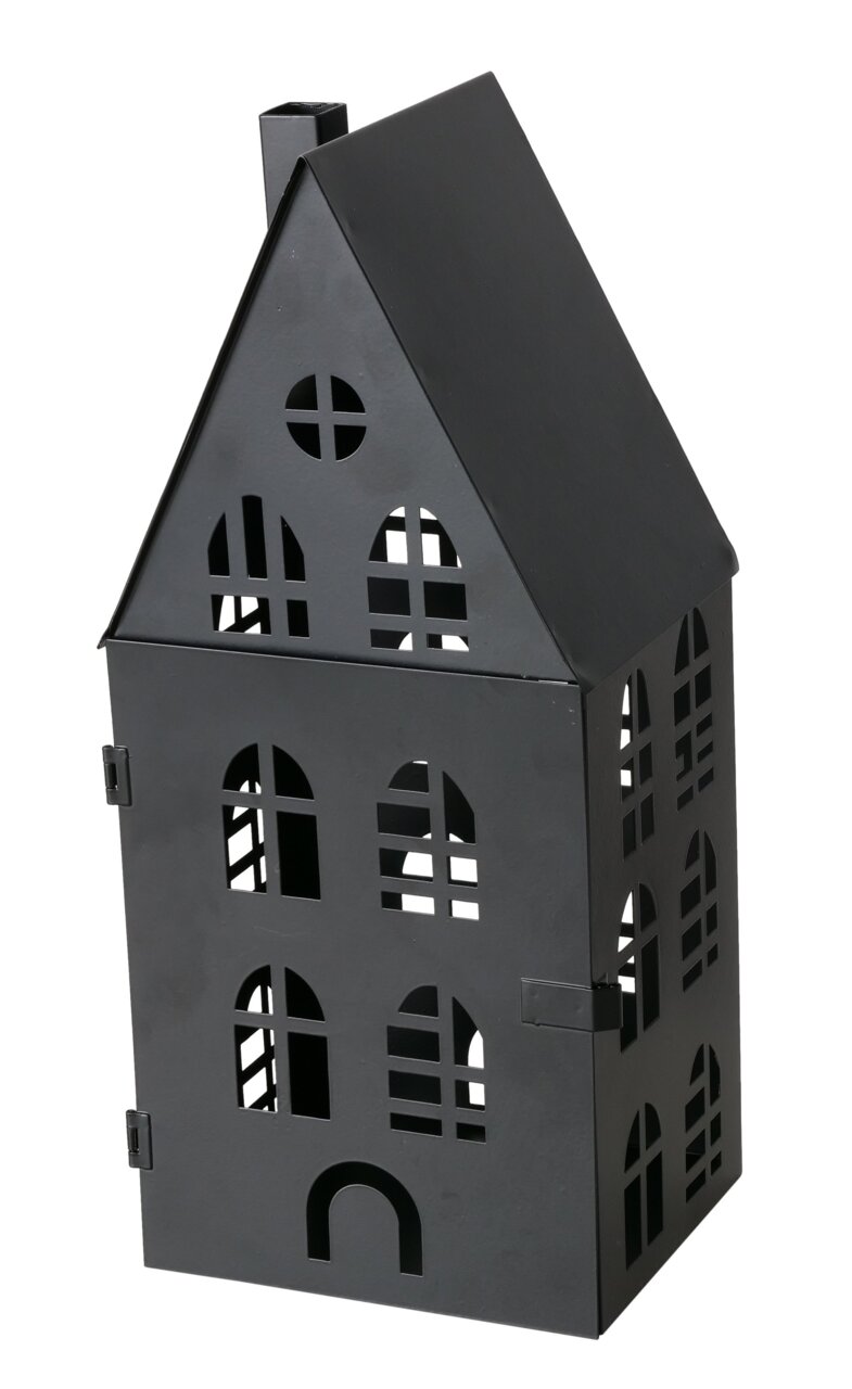 Schwarzes Metall-Laternenhaus im Hausdesign mit ausgeschnittenen Fenstern und Schornstein, freistehend vor weißem Hintergrund, in schräger Frontansicht von vorne links