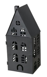 Schwarzes Metall-Laternenhaus im Hausdesign mit ausgeschnittenen Fenstern und Schornstein, freistehend vor weißem Hintergrund, in schräger Frontansicht von vorne links