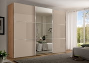 Schwebetürenschrank mit Spiegel in einem modernen Schlafzimmer, seitliche Perspektive