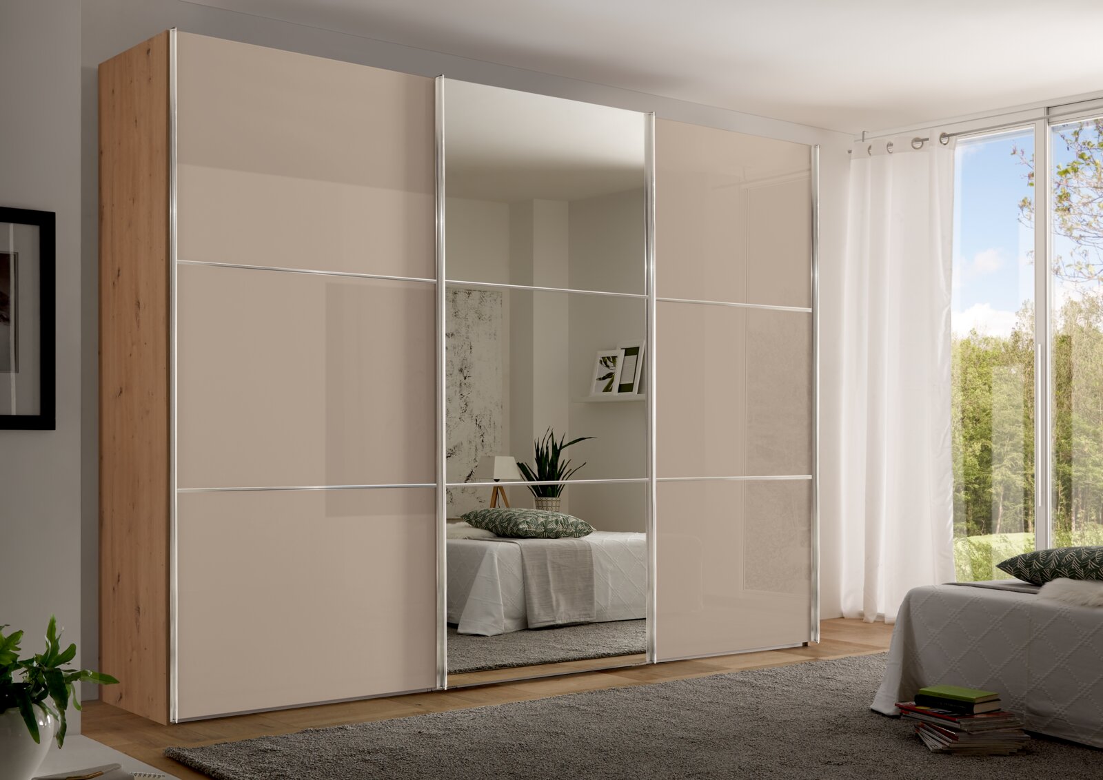 Schwebetürenschrank mit Spiegel in einem modernen Schlafzimmer, seitliche Perspektive