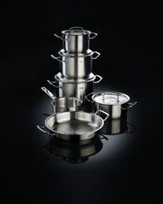 Topfset Original-Profi 5-teilig, bestehend aus mehreren Edelstahltöpfen und Pfannen, auf schwarzem Hintergrund, seitliche Perspektive.