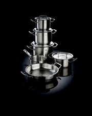 Topfset Original-Profi 5-teilig, bestehend aus mehreren Edelstahltöpfen und Pfannen, auf schwarzem Hintergrund, seitliche Perspektive.