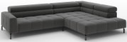 Donkergrijze L-vormige hoekbank met chaise longue rechts, doorgestikte kussens en zwarte metalen poten, gefotografeerd schuin van voren in driekwartperspectief.