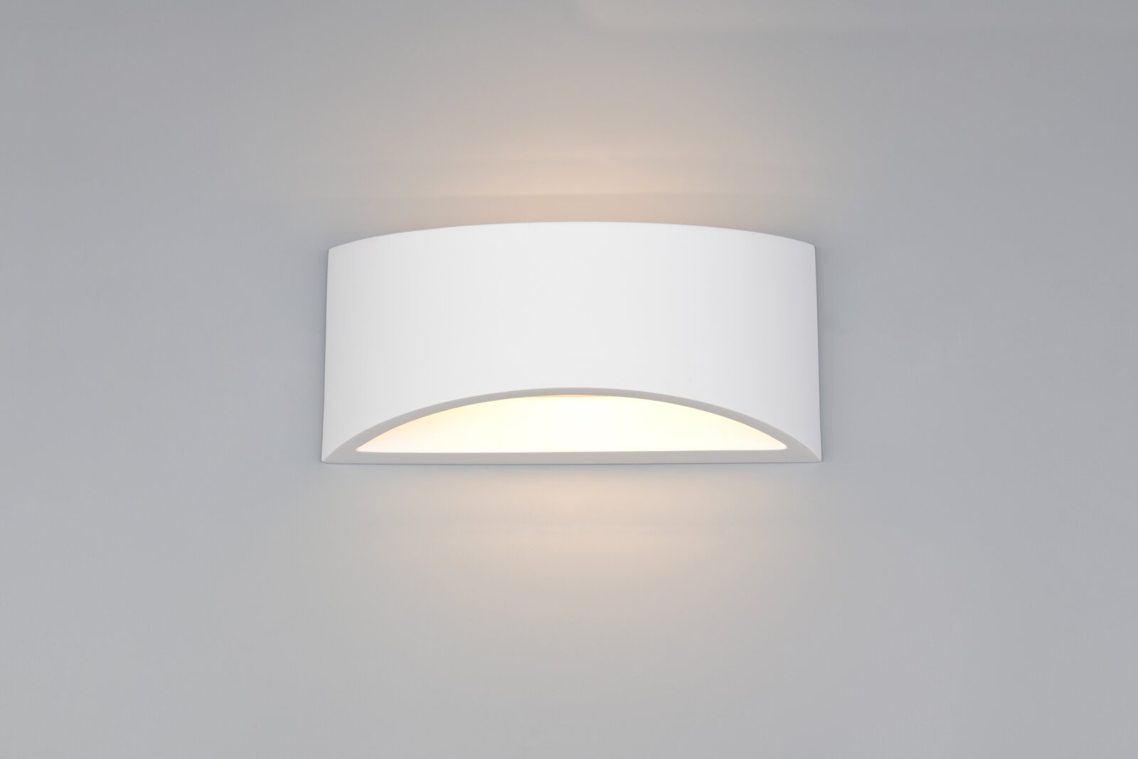 Trio Leuchten Wandleuchte WACADIA GIPS Weiße, halbrunde Wandleuchte mit indirektem Up- und Downlight an grauer Wand, Frontansicht