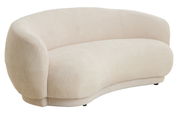 Beige, geschwungene Couch aus Stoff, seitliche Perspektive