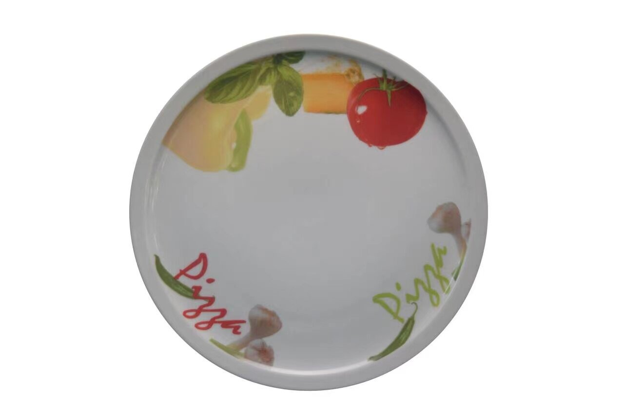 Pizzateller mit buntem Gemüse- und Käsemotiv, Draufsicht