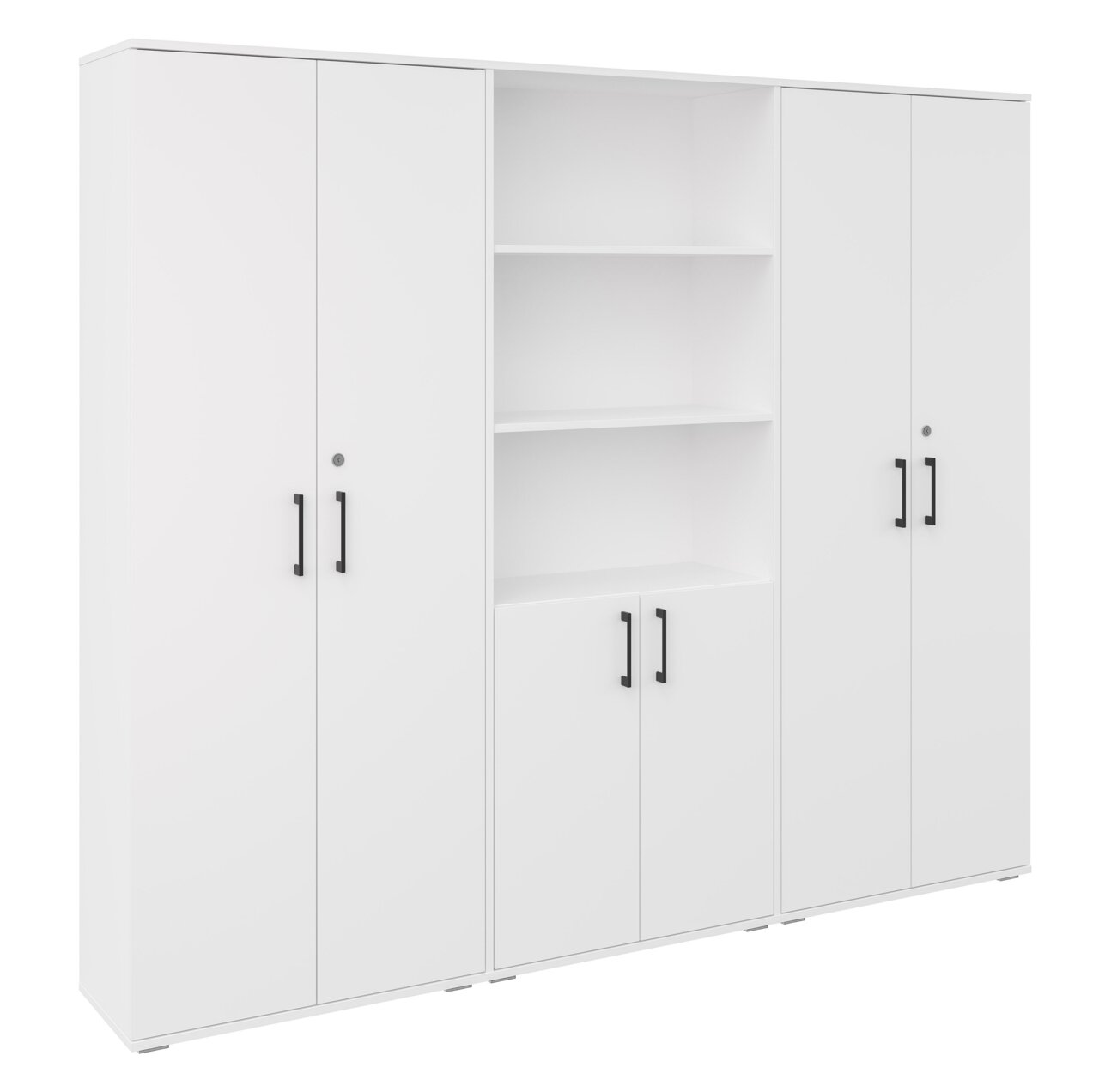 Witte kantoorkast/multifunctionele kast met vier deuren en een open schapgedeelte in het midden, evenals twee onderste deuren, zwarte handgrepen, vooraanzicht in licht schuin perspectief vanaf links