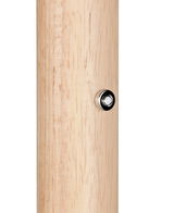 Nahaufnahme eines Holzstabs mit einem silbernen Knopf, Teil der Stehleuchte Celeste, seitliche Perspektive.