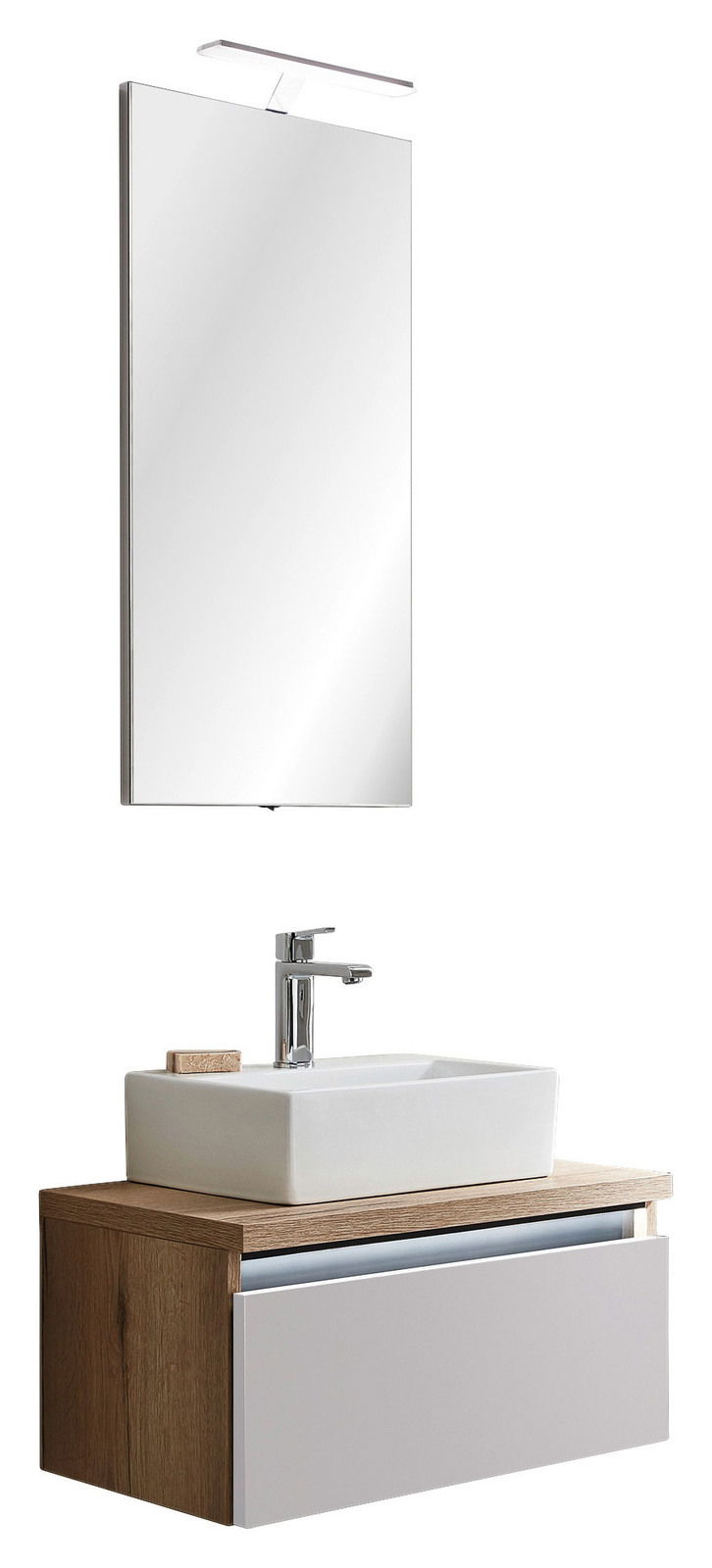 Moderne Badezimmermöbel mit rechteckigem Spiegel, Waschbecken und Unterschrank in Holzoptik, seitliche Perspektive