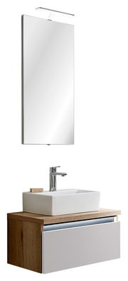 Moderne Badezimmermöbel mit rechteckigem Spiegel, Waschbecken und Unterschrank in Holzoptik, seitliche Perspektive