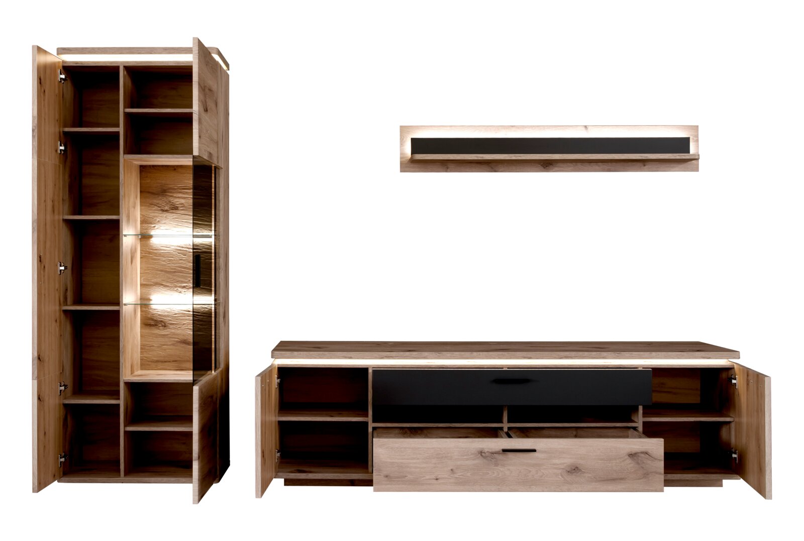Houten woonkamermeubelset in eikenlook, bestaande uit een highboard met glazen deur en ledverlichting, een lowboard met lade en open vakken, en een wandplank; vooraanzicht met licht zijdelings perspectief, deuren en lade geopend, vrijstaand op een witte a