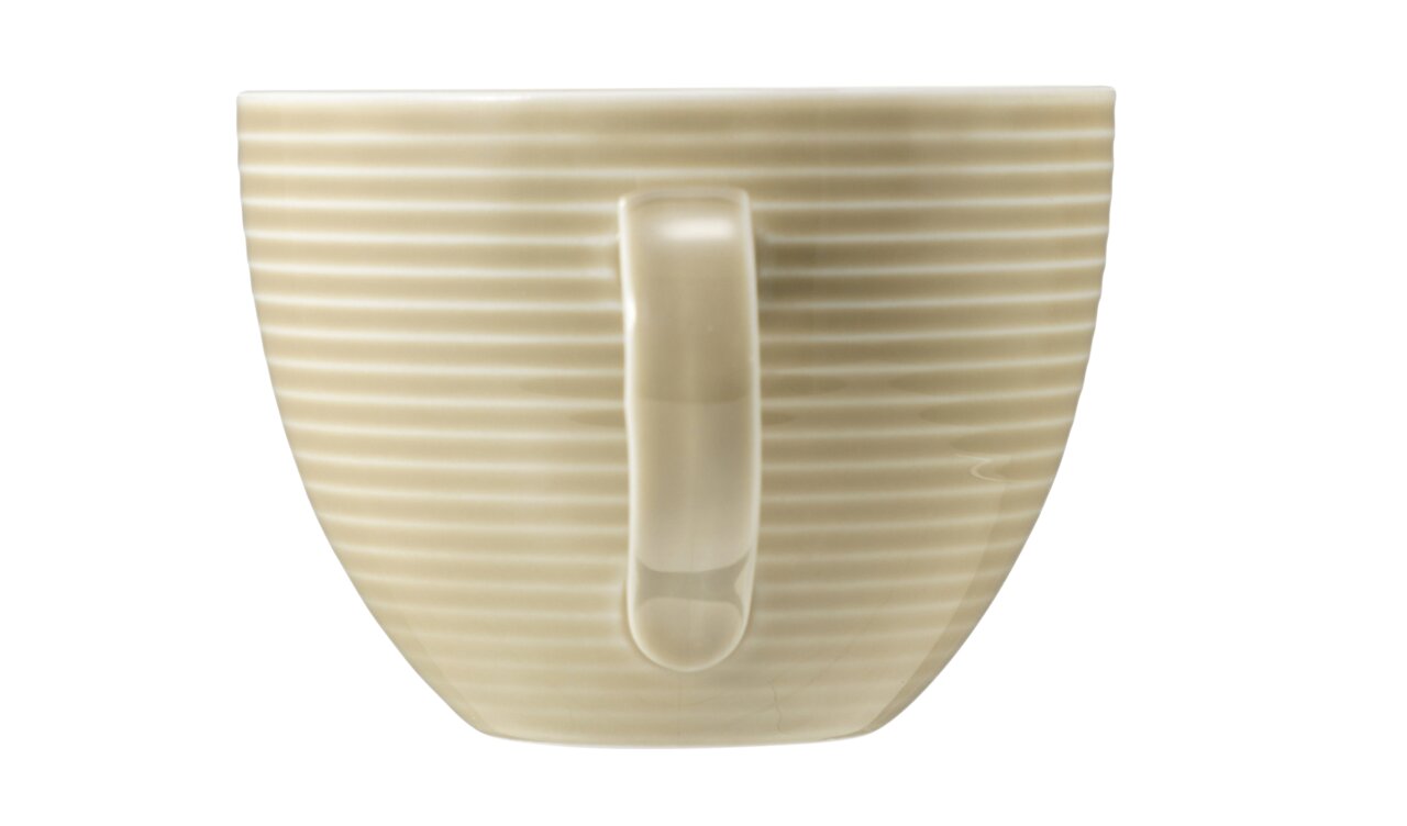 Beigefarbene Milchkaffeetasse mit horizontalen Streifen, seitliche Ansicht mit Henkel.