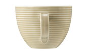 Beigefarbene Milchkaffeetasse mit horizontalen Streifen, seitliche Ansicht mit Henkel.