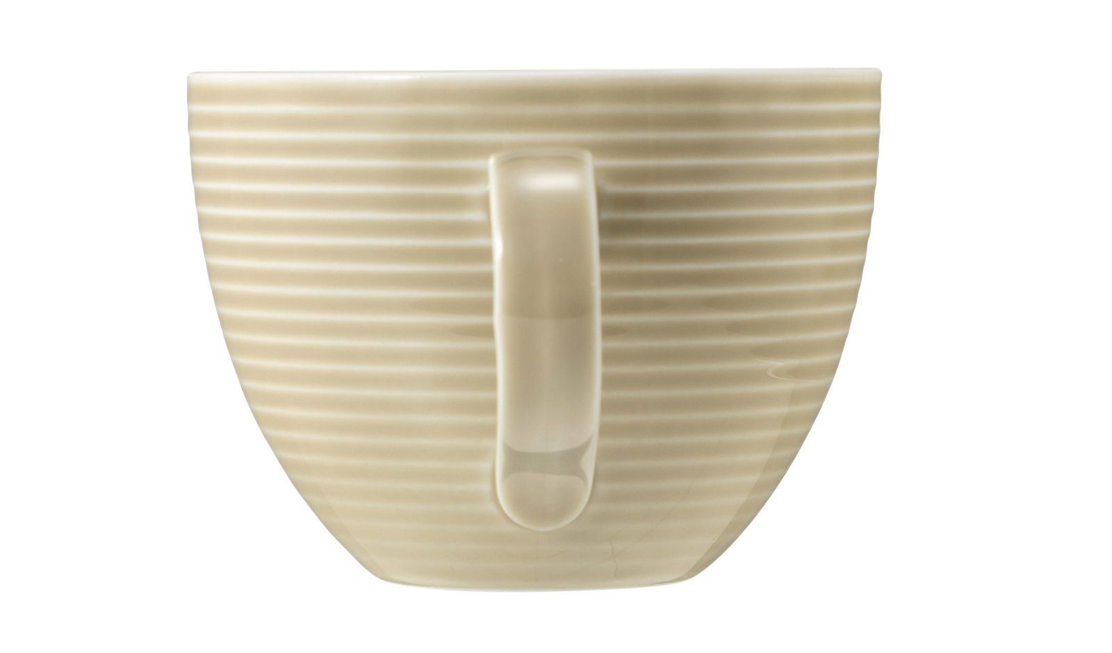 Beigefarbene Milchkaffeetasse mit horizontalen Streifen, seitliche Ansicht mit Henkel.