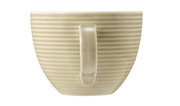 Beigefarbene Milchkaffeetasse mit horizontalen Streifen, seitliche Ansicht mit Henkel.