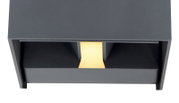 Moderne Außenleuchte in rechteckiger Form, Ansicht von vorne, mit einem goldenen Lichtelement in der Mitte.