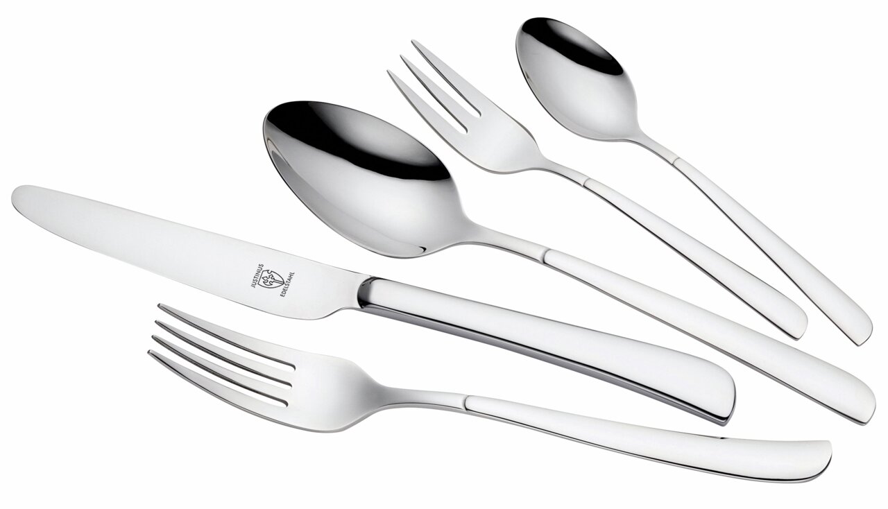 Set aus Edelstahlbesteck bestehend aus Messer, Gabel, Löffel, Kuchengabel und Teelöffel in seitlicher Perspektive.