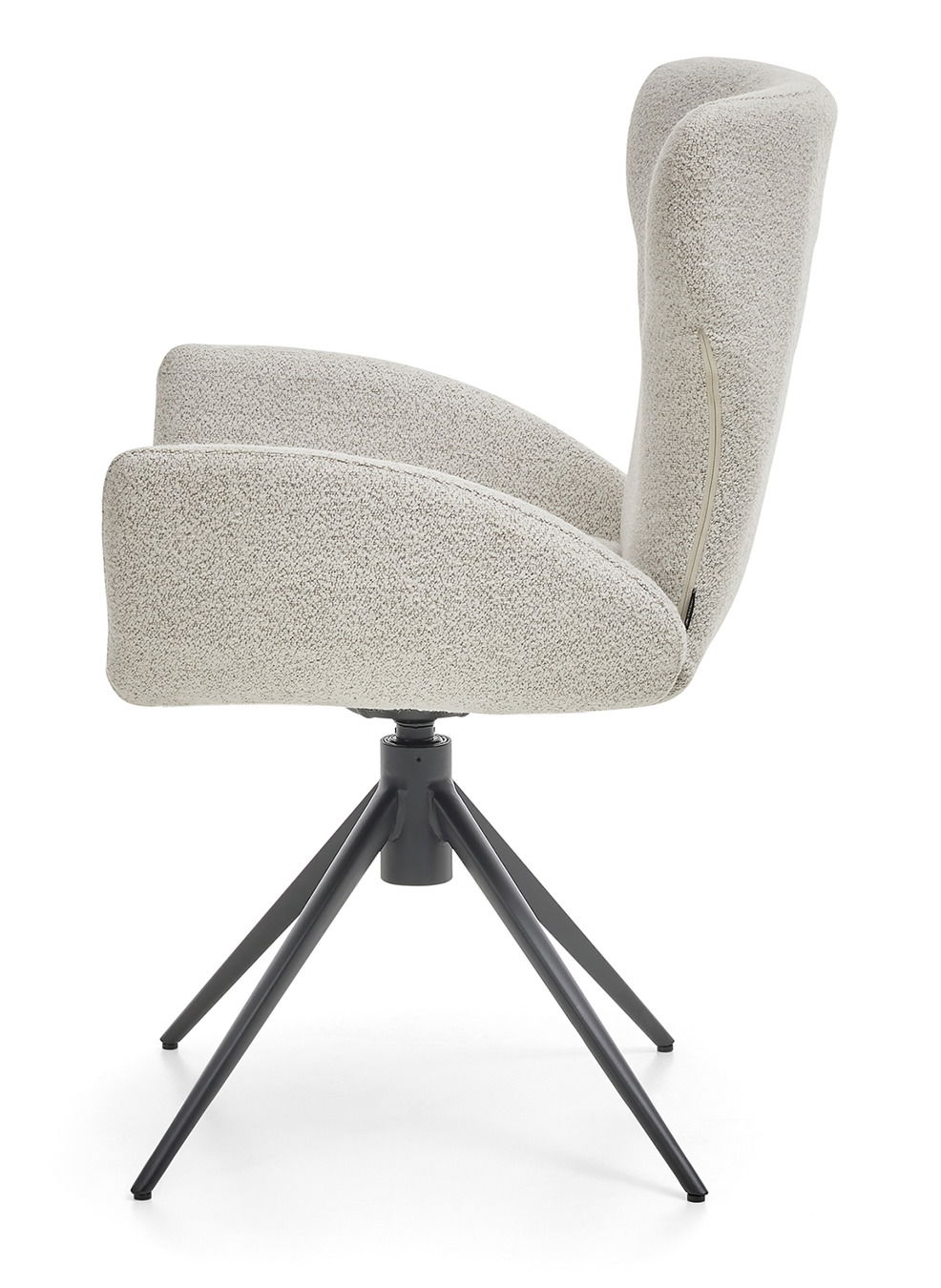 Seitenansicht eines modernen Armlehnstuhls mit hellem Stoffbezug und schwarzem Metallgestell.