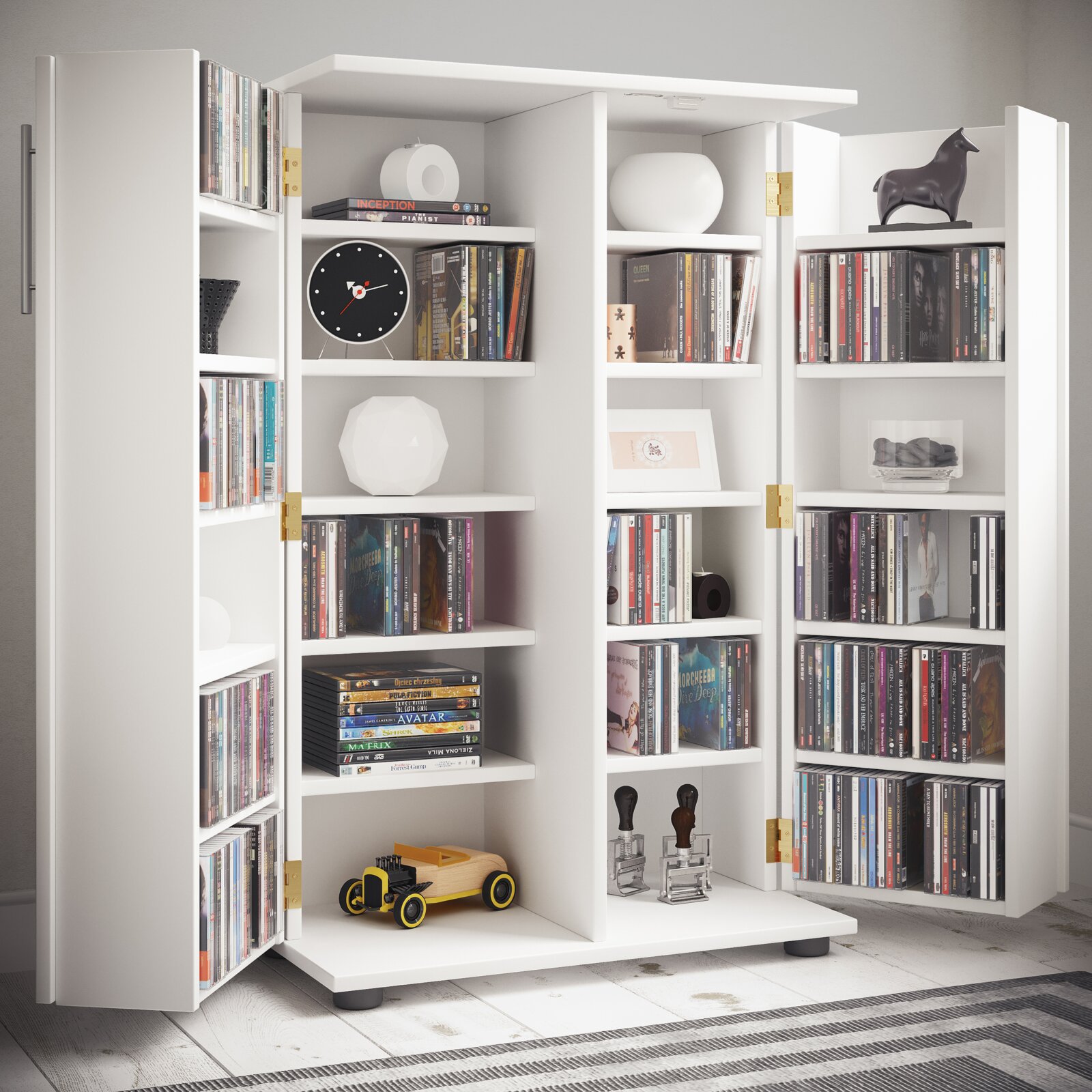 VCM CD/DVD Regal ENGALO Weißer CD- und Medien-Schrank mit aufgeklappten Türen, gefüllt mit CDs und Deko-Objekten; Perspektive: frontale Ansicht leicht von links.