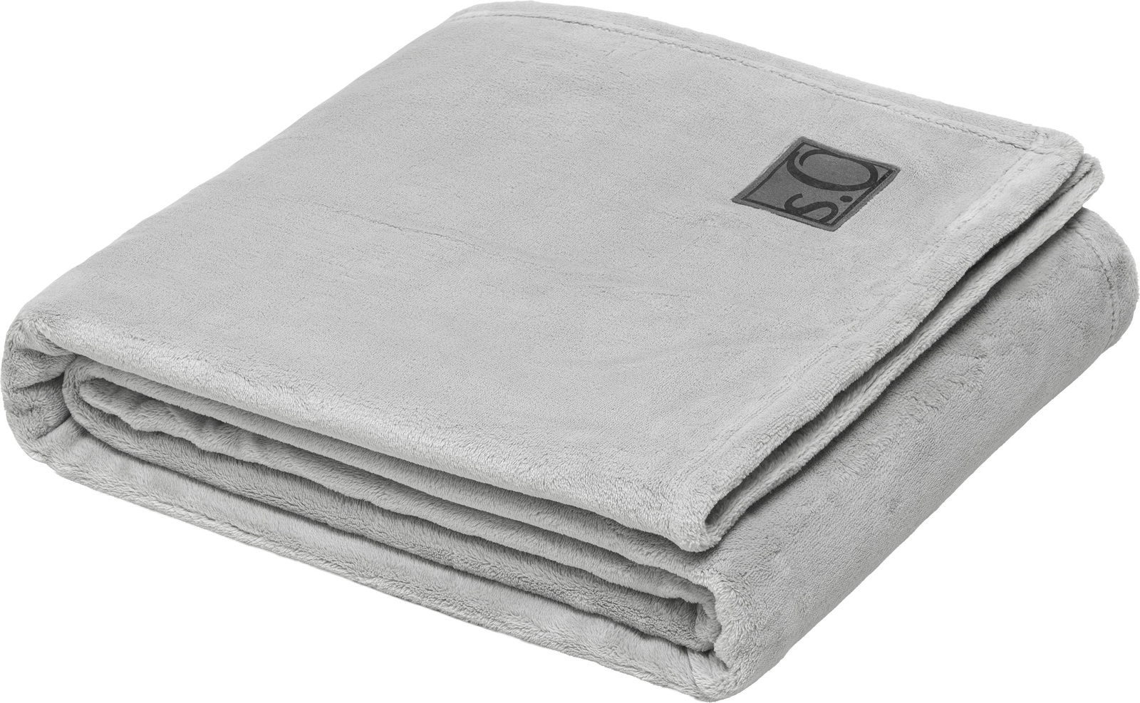Graue, gefaltete Kuscheldecke von s.Oliver mit Logo, seitliche Perspektive