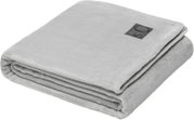 Graue, gefaltete Kuscheldecke von s.Oliver mit Logo, seitliche Perspektive