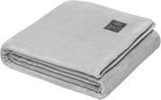 Graue, gefaltete Kuscheldecke von s.Oliver mit Logo, seitliche Perspektive
