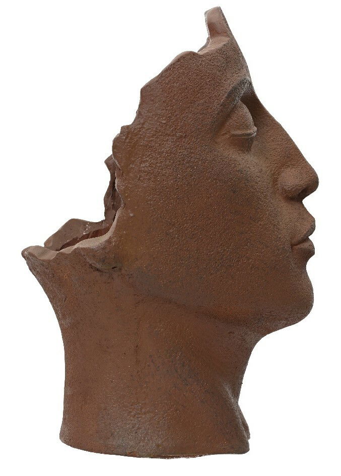 Seitenansicht eines Blumentopfs in Form eines antiken Kopfes mit rustikaler, brauner Oberfläche.