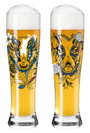 Zwei Weizengläser mit kunstvollen Tiermotiven und Schaumkrone, frontal abgebildet.