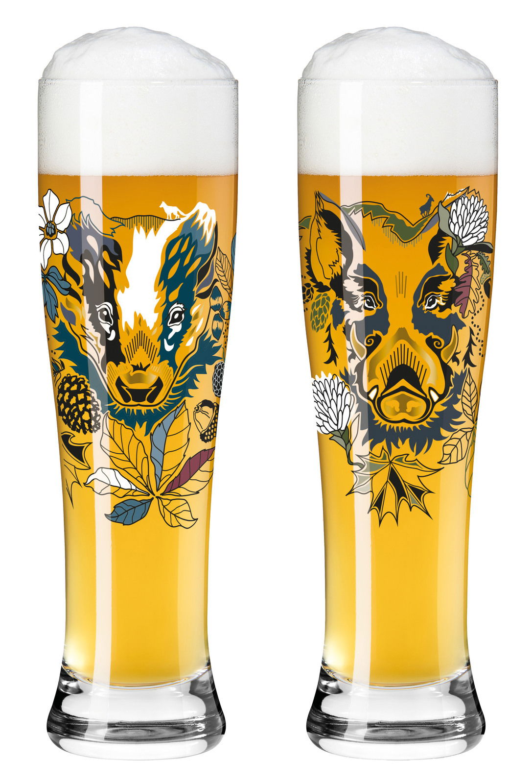 Zwei Weizengläser mit kunstvollen Tiermotiven und Schaumkrone, frontal abgebildet.