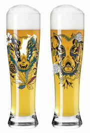 Zwei Weizengläser mit kunstvollen Tiermotiven und Schaumkrone, frontal abgebildet.