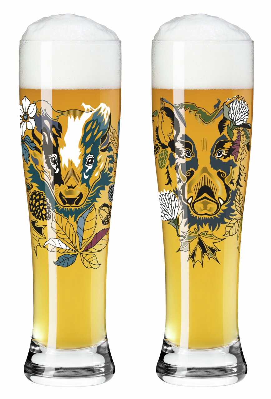 Zwei Weizengläser mit kunstvollen Tiermotiven und Schaumkrone, frontal abgebildet.