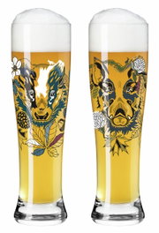 Zwei Weizengläser mit kunstvollen Tiermotiven und Schaumkrone, frontal abgebildet.