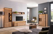Wohnzimmer mit modernen Holzmöbeln, darunter ein TV-Lowboard, ein Wandboard, ein Highboard und ein Couchtisch, aus einer frontalen Perspektive.