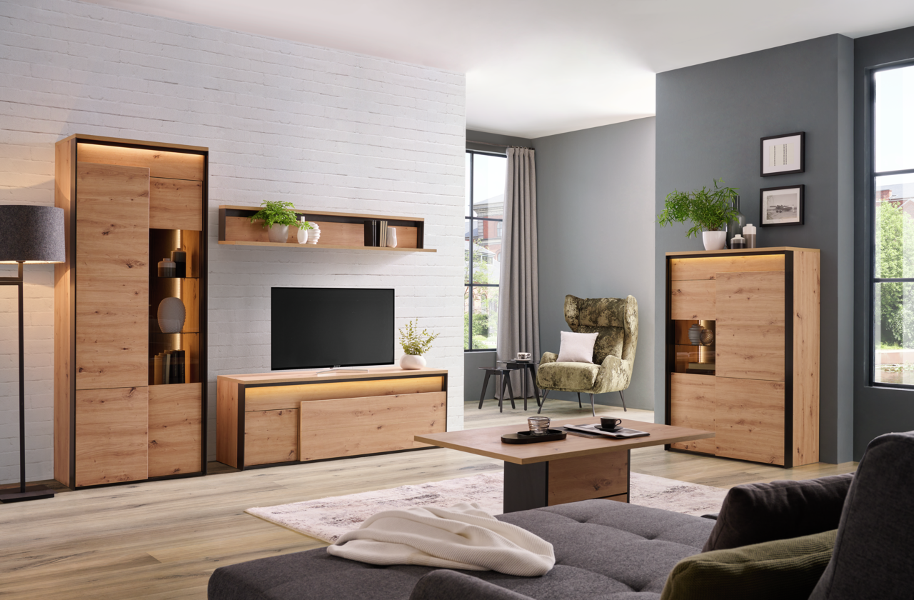 Hom´in Wandboard Wohnzimmer mit modernen Holzmöbeln, darunter ein TV-Lowboard, ein Wandboard, ein Highboard und ein Couchtisch, aus einer frontalen Perspektive.