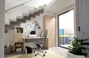 Moderner Arbeitsplatz unter einer Treppe mit Schreibtisch, Drehstuhl und Holzschränken, seitliche Perspektive.